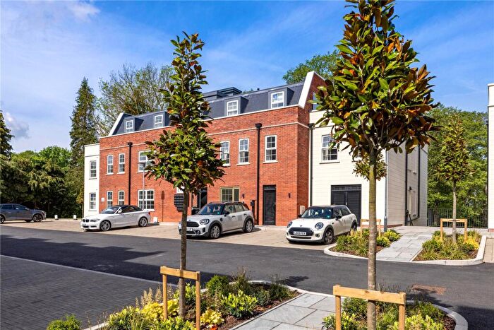 2 Bedroom Apartment For Sale In Jubilee Gardens, Oatlands Drive, Weybridge, KT13