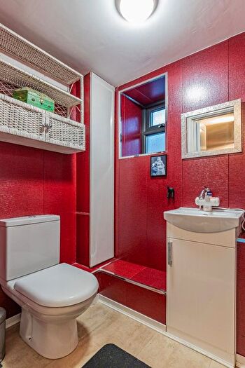 1 Bedroom Flat For Sale In Salop Place, Penarth, CF64