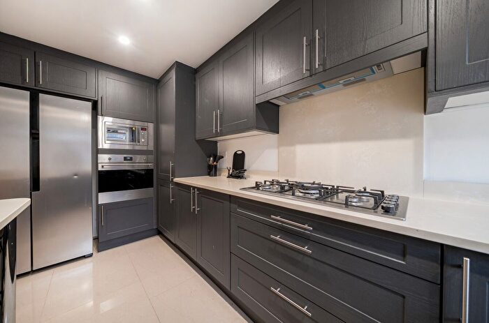 3 Bedroom Maisonette For Sale In Palace Grove, Bromley, BR1