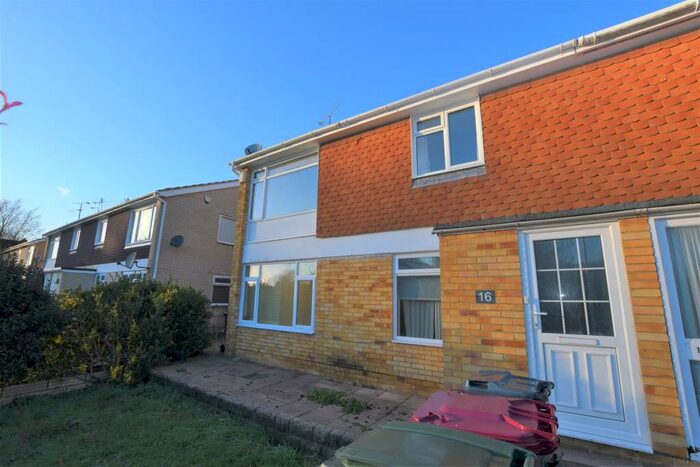 2 Bedroom Flat To Rent In Luscombe Close, RG4