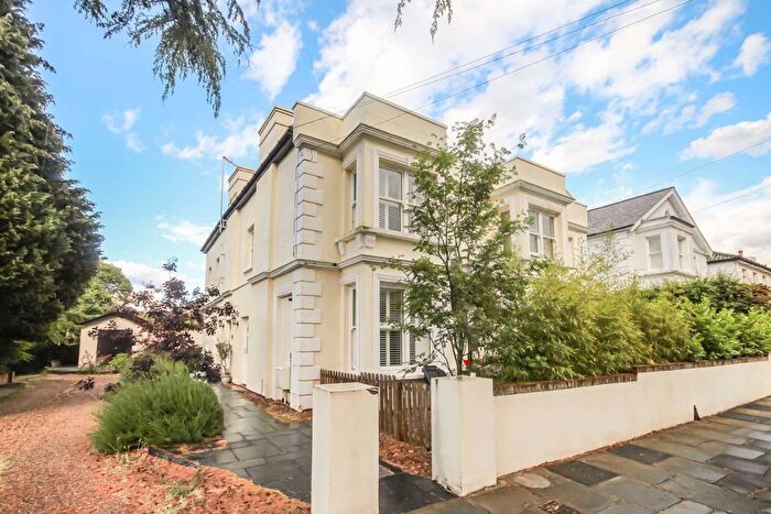 2 Bedroom Flat To Rent In Belmont Road, Twickenham, TW2