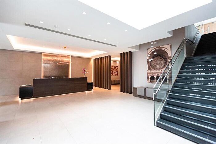 2 Bedroom Apartment To Rent In Lang Court, Smithfield Square, Hornsey, N8