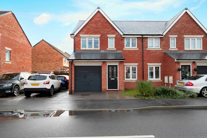 3 Bedroom Semi-Detached House To Rent In Ostrich Street, Colchester, CO3