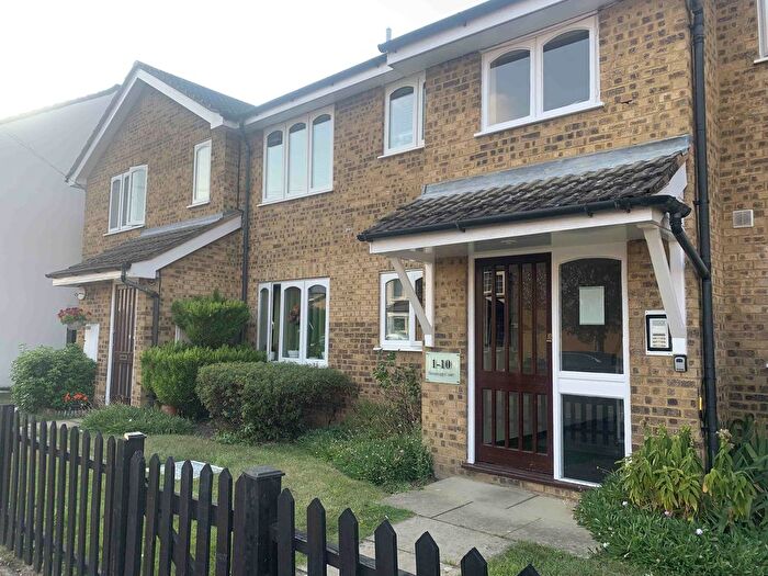 1 Bedroom Flat To Rent In Kings Avenue, Watford, WD18