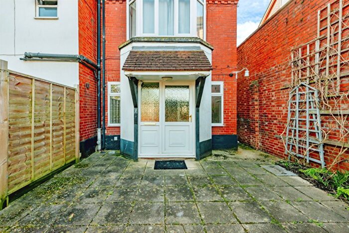 1 Bedroom Flat For Sale In Woodlands Road, Redhill, RH1