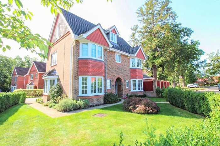 5 Bedroom Detached House For Sale In Kintbury Close, Fleet, GU51