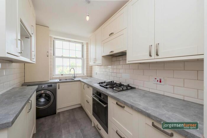 4 Bedroom Flat To Rent In Colne Court, Emlyn Gardens, Shepherds Bush, London, Ud, W12