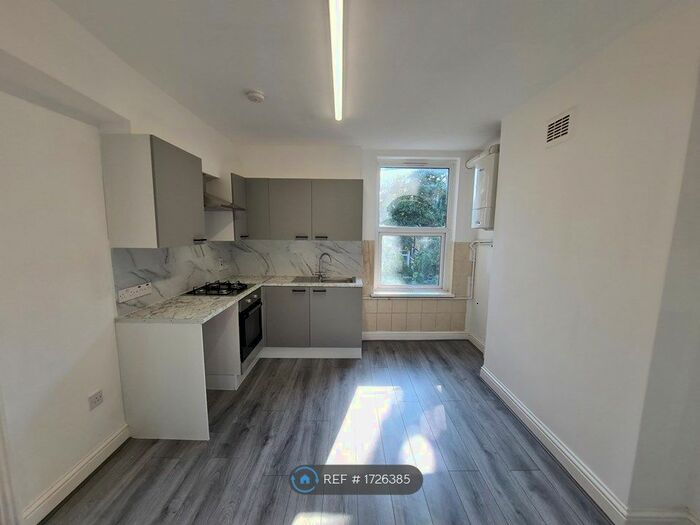 2 Bedroom Flat To Rent In Ballater Road, London, SW2