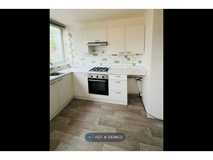 3 Bedroom Flat To Rent In Garratt Lane, Wandsworth, SW17