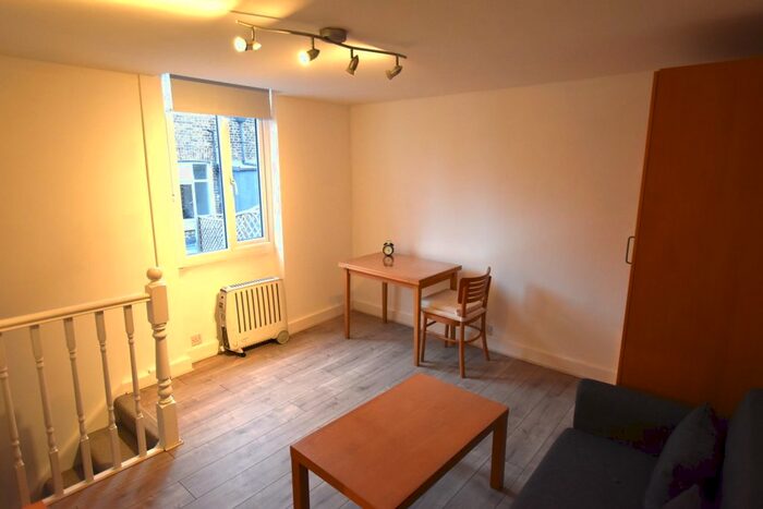 Studio To Rent In Oaklands Grove, Shepherds Bush, W12