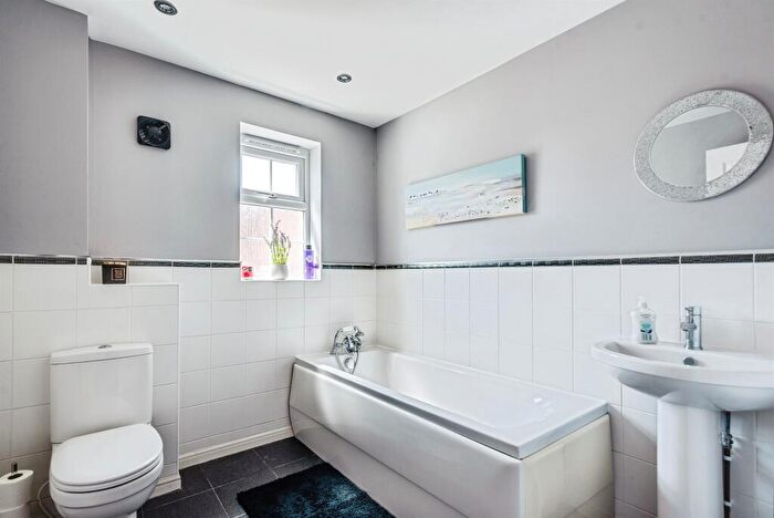 5 Bedroom Detached House For Sale In Chastleton Road, Swindon, SN25