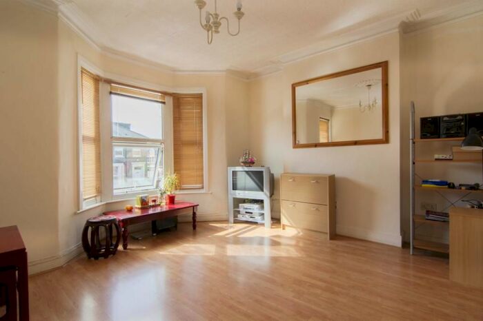 2 Bedroom Flat To Rent In Crescent Road, Plaistow, London, E13