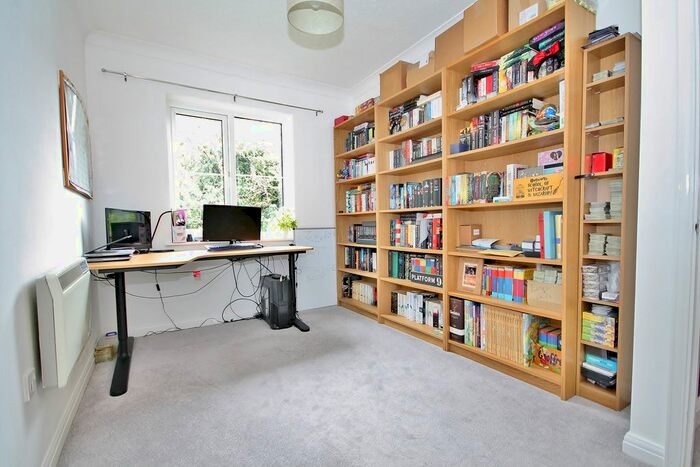 2 Bedroom Flat To Rent In Anchor Hill, Knaphill, Woking, GU21