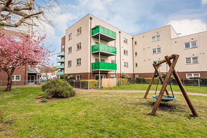 3 Bedroom Flat To Rent In Cowden House, Bow, E3