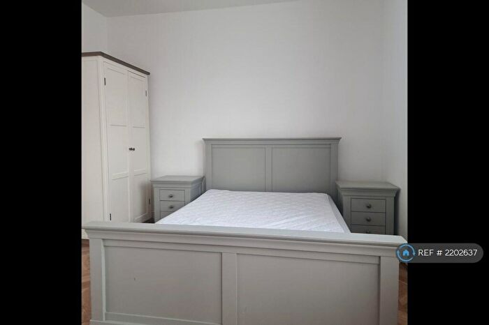3 Bedroom Flat To Rent In Palliser House, London, E1