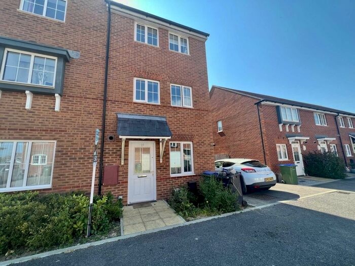 4 Bedroom Semi-detached House To Rent In Lime Kiln Coppice, Felpham, PO22