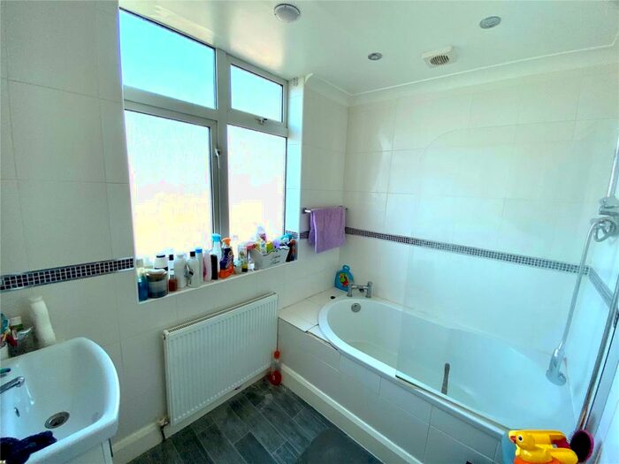 3 Bedroom Detached House For Sale In Daws Heath Road, Rayleigh, Essex, SS6