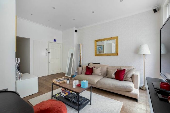 2 Bedroom Flat To Rent In Hatherley Grove, London, W2