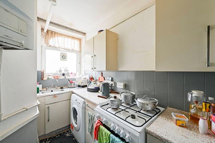 1 Bedroom Maisonette For Sale In Bromley High Street, Bow, E3