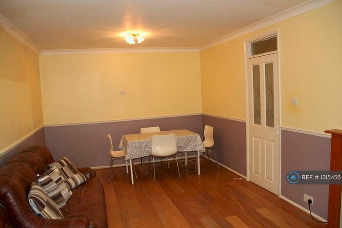 2 Bedroom Flat To Rent In Richmond Court, Kingston Upon Thames, KT2