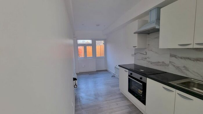 Studio To Rent In Lee Bridge Road, London, E10