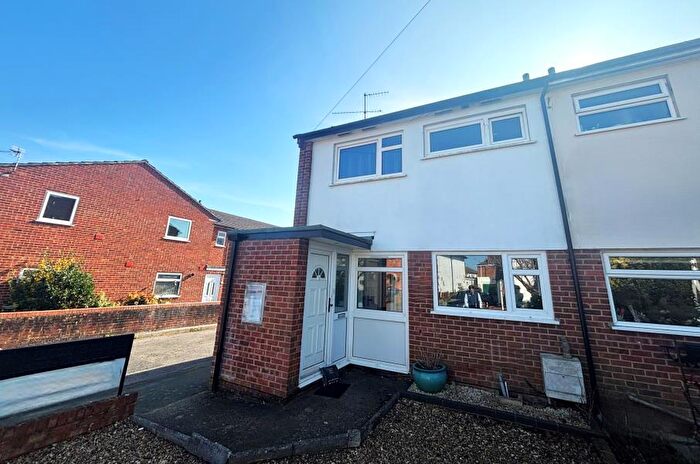 3 Bedroom End Of Terrace House To Rent In Knaphill, GU21