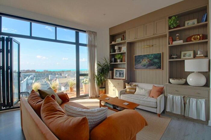 2 Bedroom Flat For Sale In The Pinnacle Poets Corner Hove, BN3