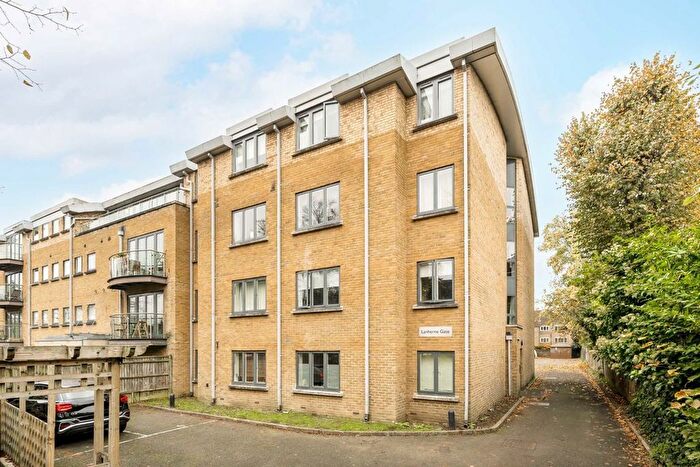 2 Bedroom Flat To Rent In The Downs, London, SW20