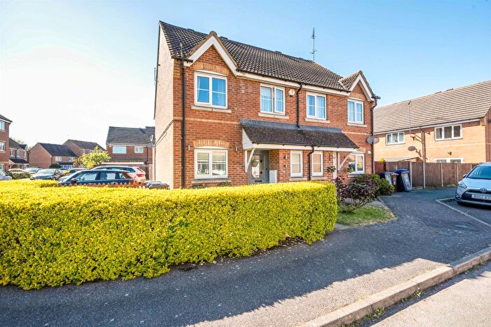 3 Bedroom Semi-Detached House For Sale In Gorseway, Hatfield, AL10