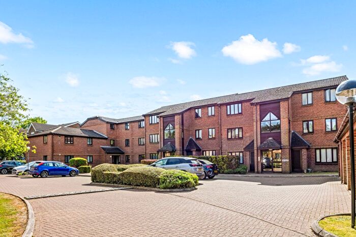 2 Bedroom Flat For Sale In Abbotsbury Court, Horsham, RH13