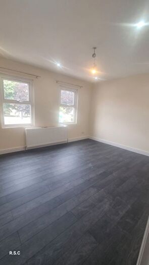 4 Bedroom Semi-Detached House To Rent In Vicarage Farm Road, Hounslow, TW3