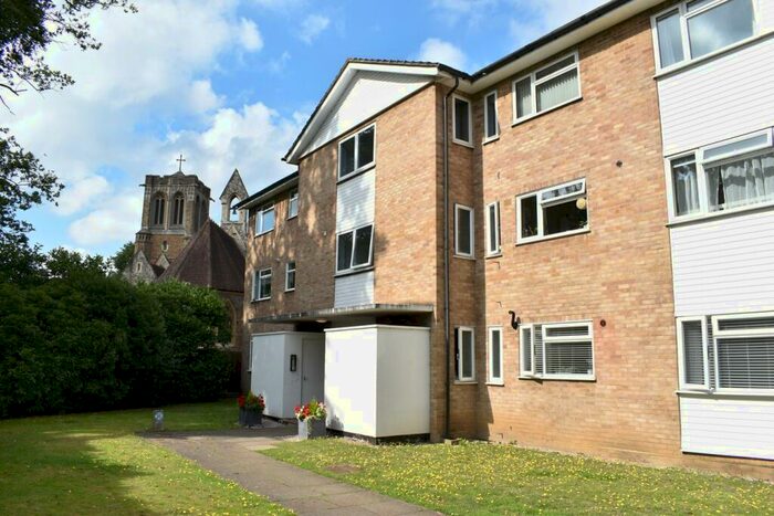 2 Bedroom Apartment To Rent In Conifers, Weybridge, KT13