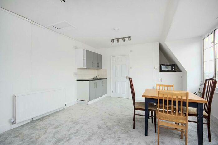 Studio To Rent In Golders Green Road, Golders Green, London, NW11