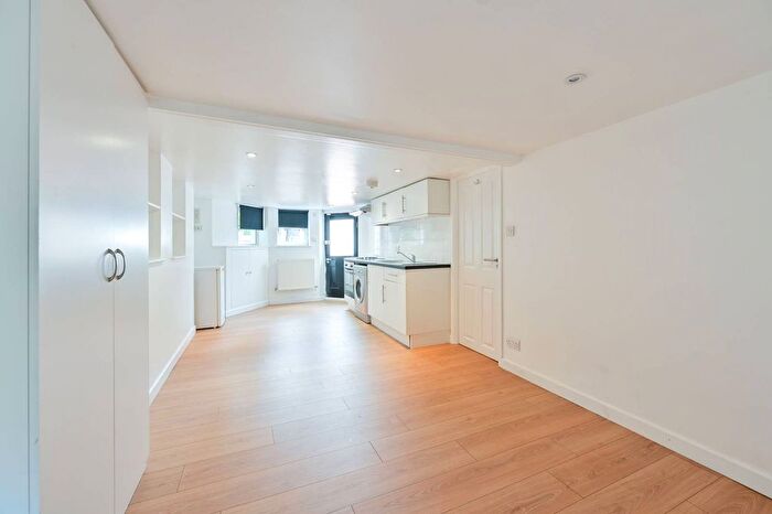 Studio To Rent In Waller Road, Telegraph Hill, London, SE14