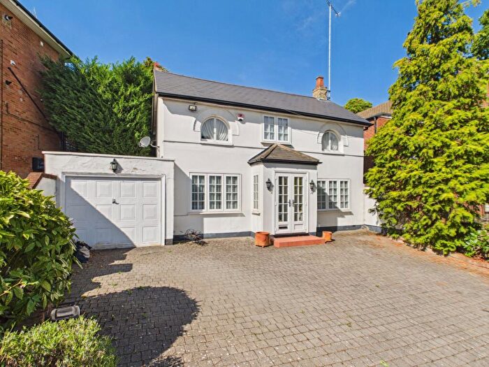 2 Bedroom Detached House For Sale In Lyonsdown Road, Barnet, EN5