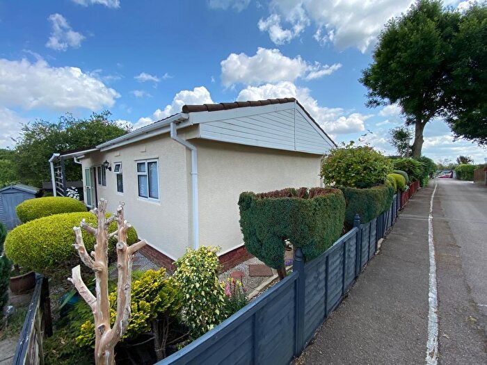 1 Bedroom Mobile Home For Sale In The Elms, Lippitts Hill, IG10