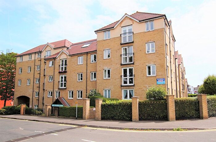 2 Bedroom Property For Sale In King Georges Close, Rayleigh, SS6