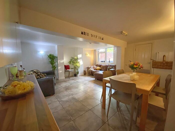 7 Bedroom Terraced House To Rent In Ash Grove, Hyde Park, Leeds, LS6