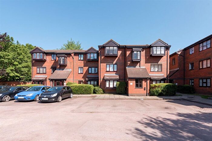 2 Bedroom Flat To Rent In Gladbeck Way, Enfield, EN2