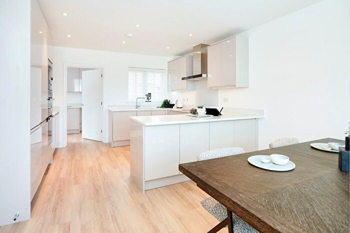 5 Bedroom Detached House For Sale In Clayhill Road, Burghfield Common, RG7