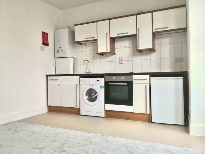 2 Bedroom Flat To Rent In Fratton Road, Portsmouth, PO1