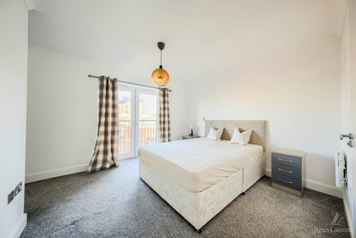 3 Bedroom Flat To Rent In Qube, Townsend Way, Birmingham City Centre, B1