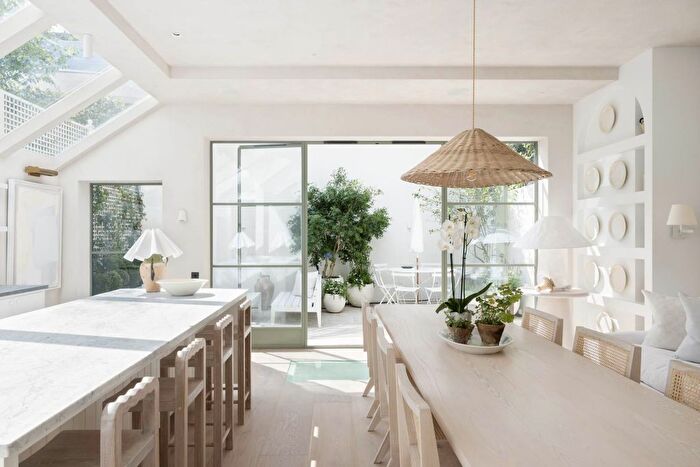 5 Bedroom Property For Sale In Burnsall Street, London, SW3