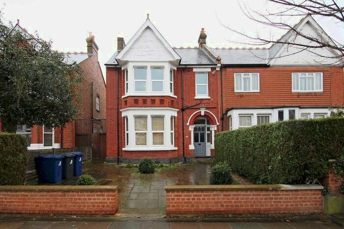 3 Bedroom Flat To Rent In Twyford Avenue, London, W3