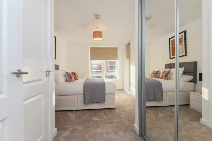 2 Bedroom Flat To Rent In Canoe Walk, London, E14
