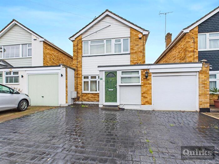 3 Bedroom Link Detached House For Sale In Highcliffe Close, Wickford, SS11
