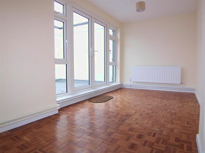 3 Bedroom Flat To Rent In High Street, New Malden, KT3
