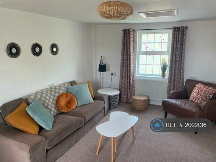 2 Bedroom Flat To Rent In Queen Square, Cullompton, EX15