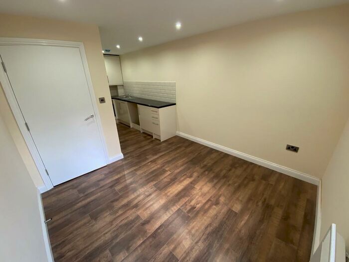 1 Bedroom Apartment To Rent In Kirkstall Gate, Leeds, LS5