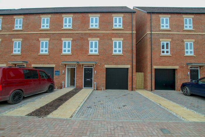 3 Bedroom Town House To Rent In Fairstone, Newbury, RG14